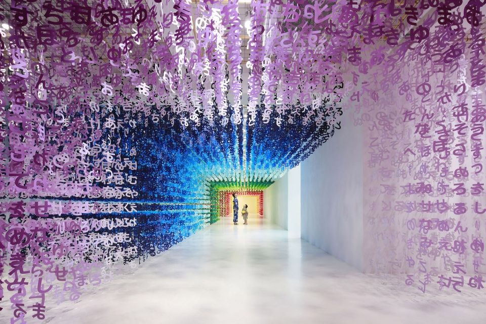 彩纸映衬下的“语言的世界”可尔必思 100 周年装置艺术展