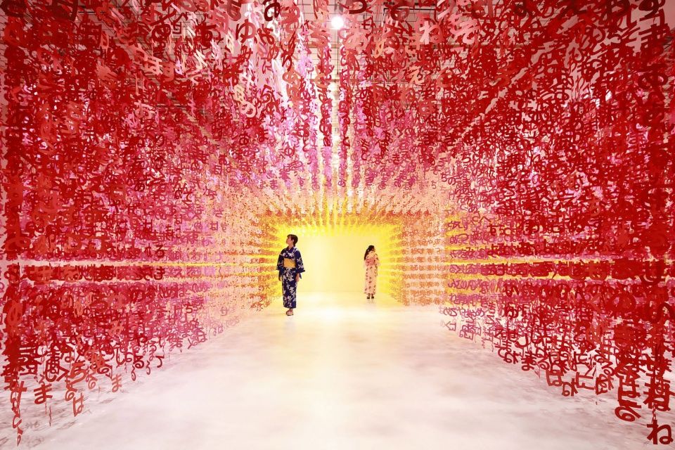 彩纸映衬下的“语言的世界”可尔必思 100 周年装置艺术展