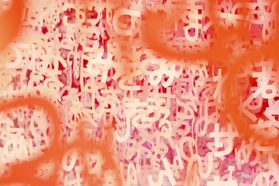 彩纸映衬下的“语言的世界”可尔必思 100 周年装置艺术展