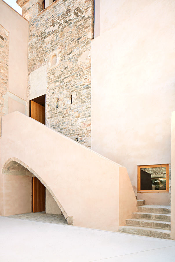 古老农舍改建而成的音乐学院 / BAMMP Arquitectes