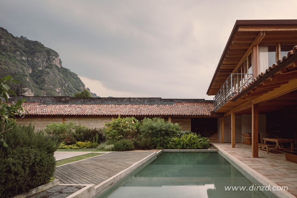 墨西哥火山石与松木建花园式住宅，环保与美学的完美结合