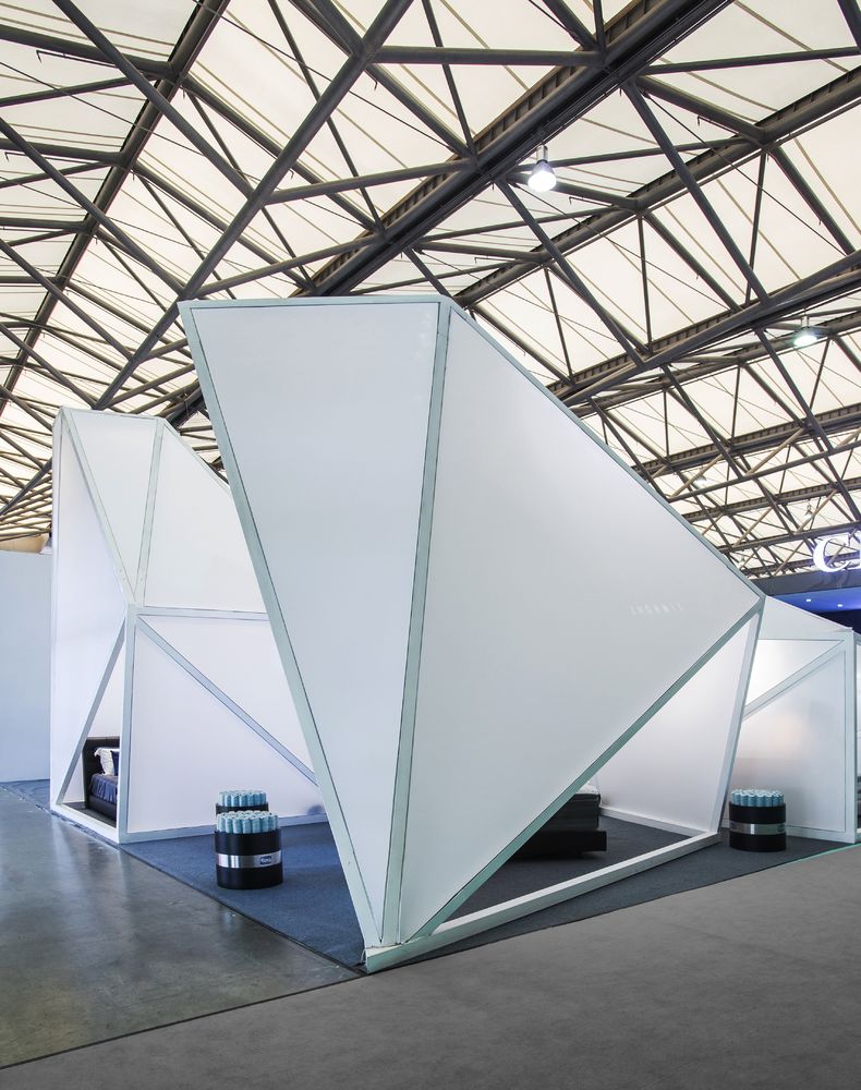 Simmons Bedding 2015 年家具展透明展位设计