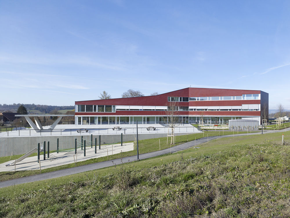 Niederwangen-Ried School and Sports Fields / Büning-Pfaue Kartmann Architekten