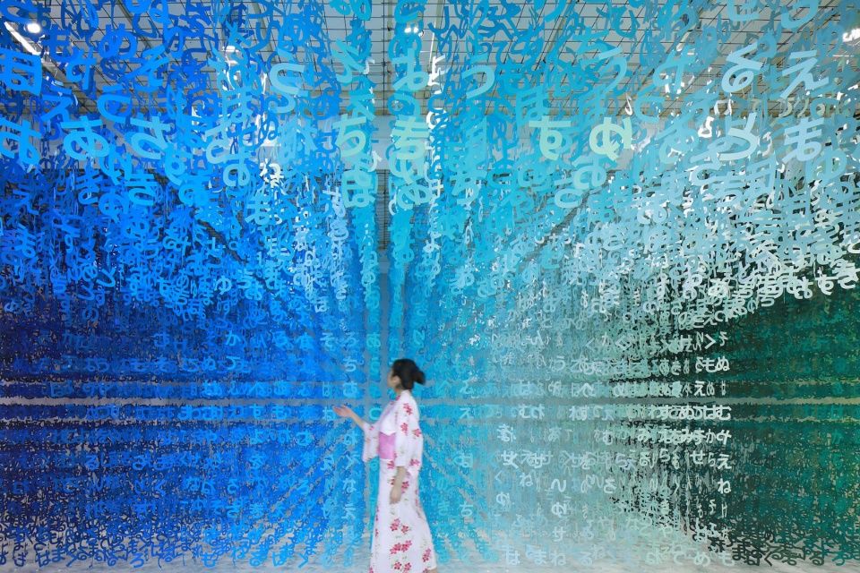彩纸映衬下的“语言的世界”可尔必思 100 周年装置艺术展