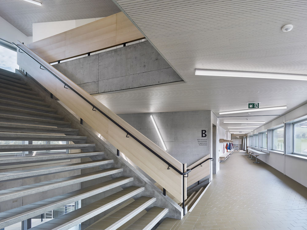 Niederwangen-Ried School and Sports Fields / Büning-Pfaue Kartmann Architekten