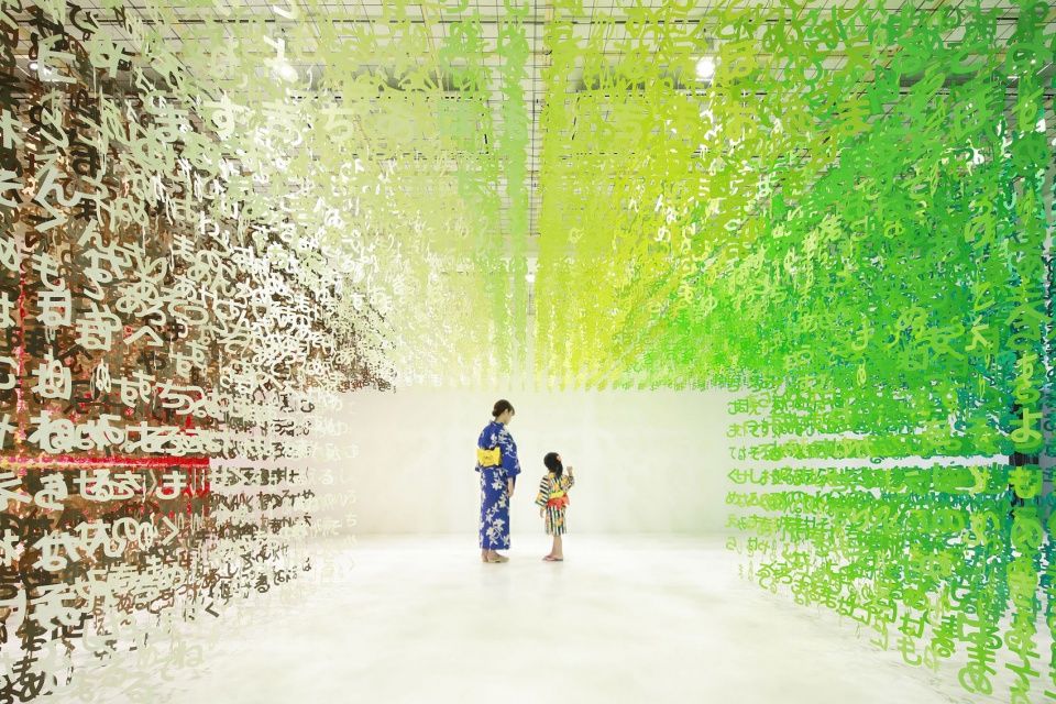 彩纸映衬下的“语言的世界”可尔必思 100 周年装置艺术展
