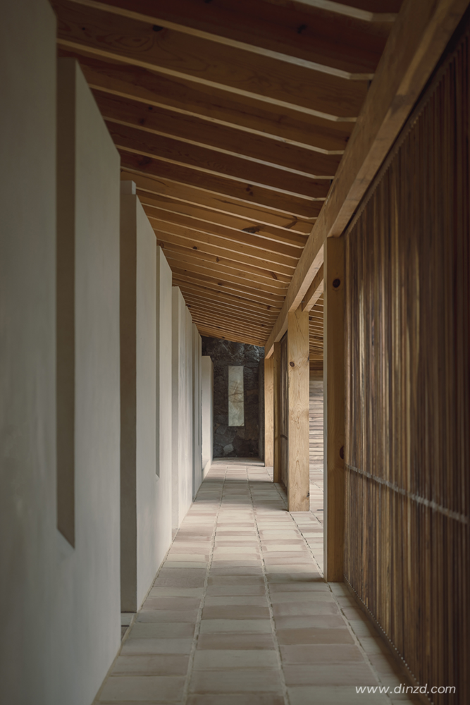 墨西哥火山石与松木建花园式住宅，环保与美学的完美结合