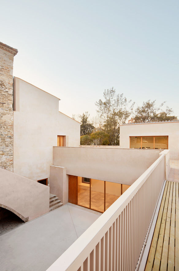 古老农舍改建而成的音乐学院 / BAMMP Arquitectes