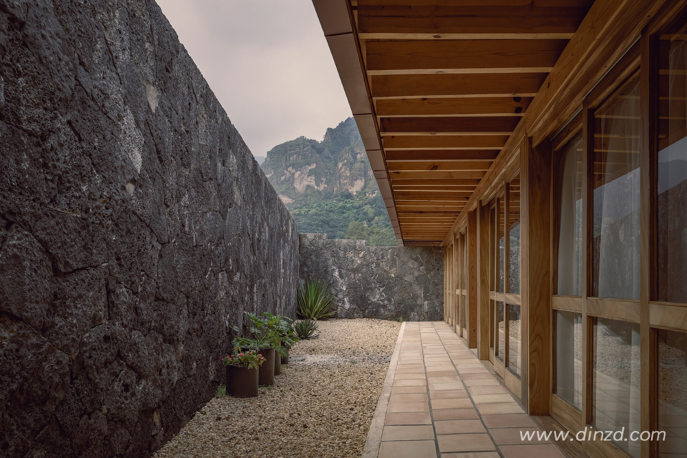 墨西哥火山石与松木建花园式住宅，环保与美学的完美结合