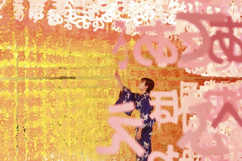 彩纸映衬下的“语言的世界”可尔必思 100 周年装置艺术展