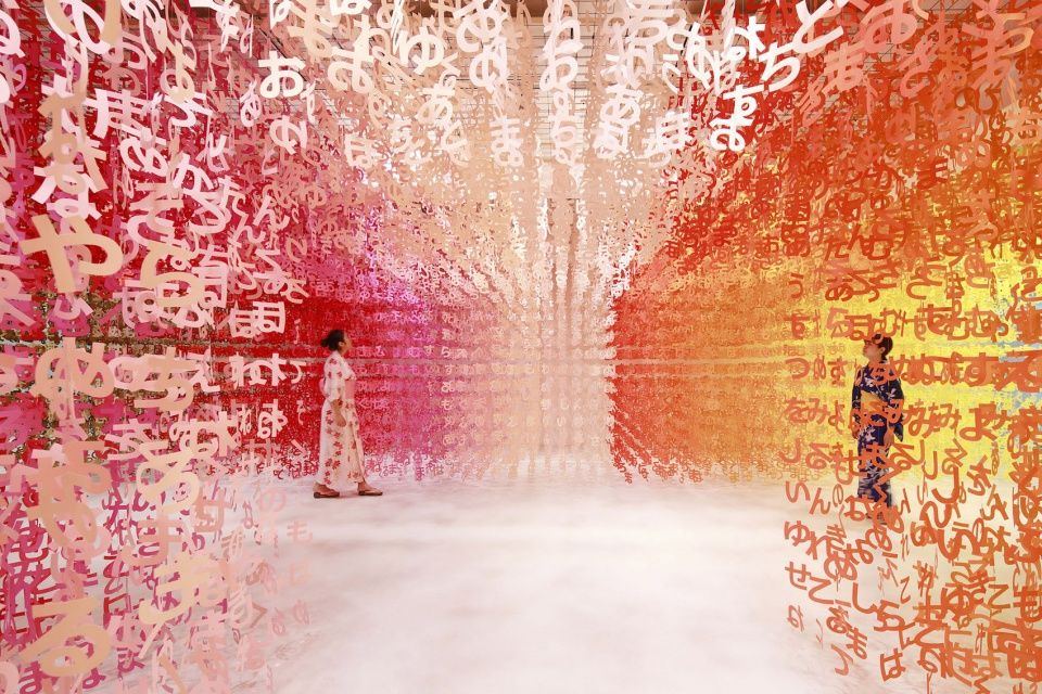 彩纸映衬下的“语言的世界”可尔必思 100 周年装置艺术展