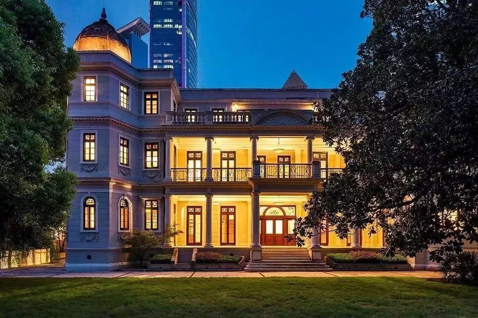 时尚大牌走进高颜值建筑 | LV、Prada、Dior 在经典建筑中的秀场魅力