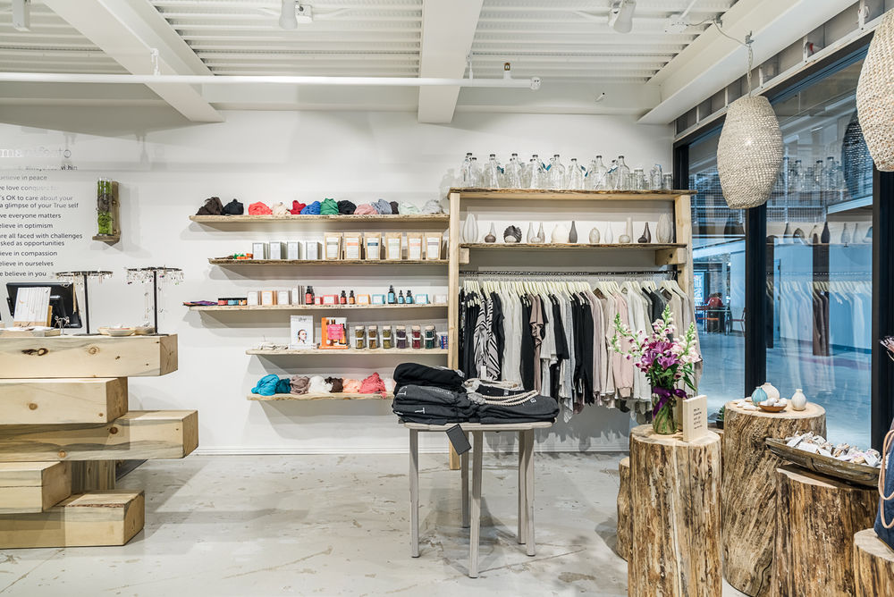 简约中性风，True 服装店引领时尚潮流