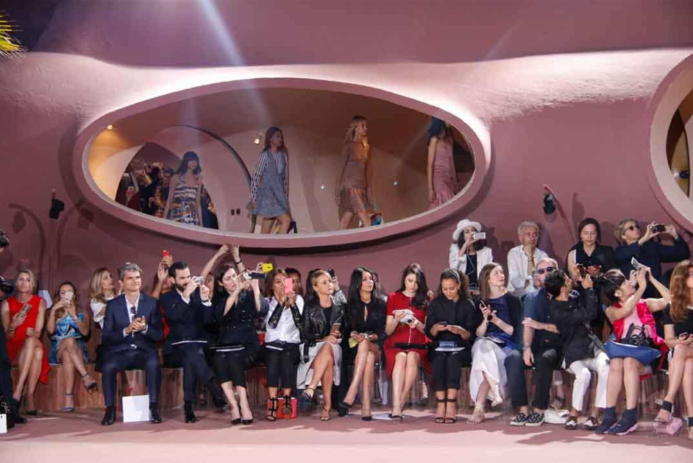 时尚大牌走进高颜值建筑 | LV、Prada、Dior 在经典建筑中的秀场魅力