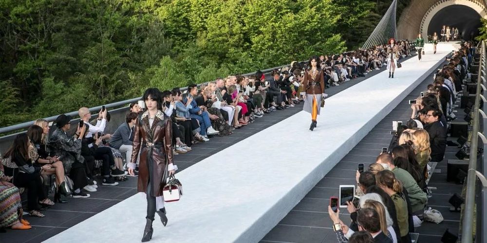 时尚大牌走进高颜值建筑 | LV、Prada、Dior 在经典建筑中的秀场魅力
