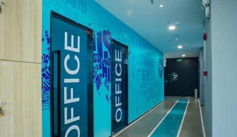 繁华地段中的蓝色魅惑——FITNESS WORLD健身会所设计