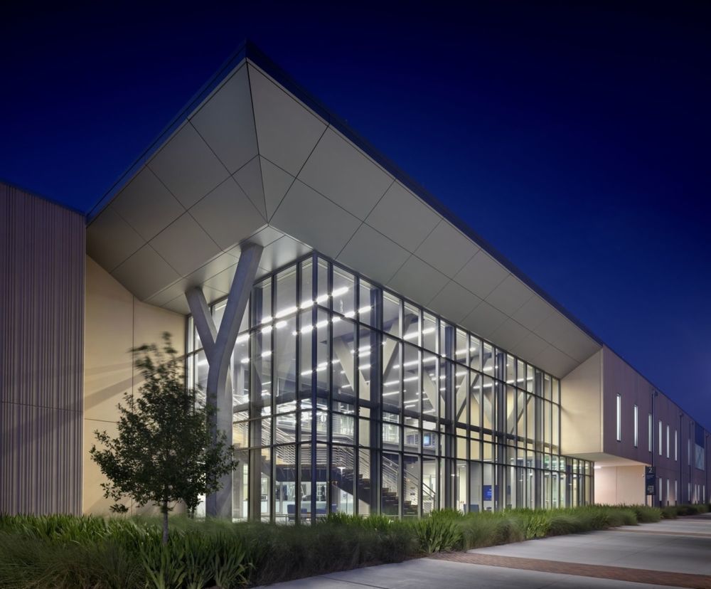 创新展示的 San Jacinto College 工程科技教学楼