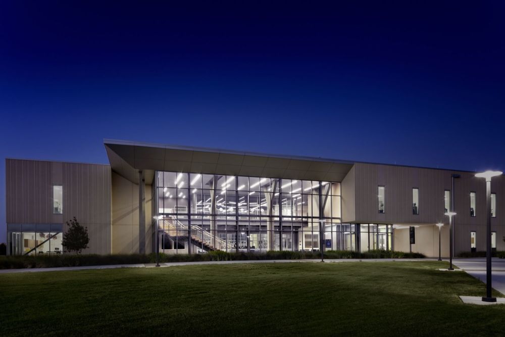创新展示的 San Jacinto College 工程科技教学楼