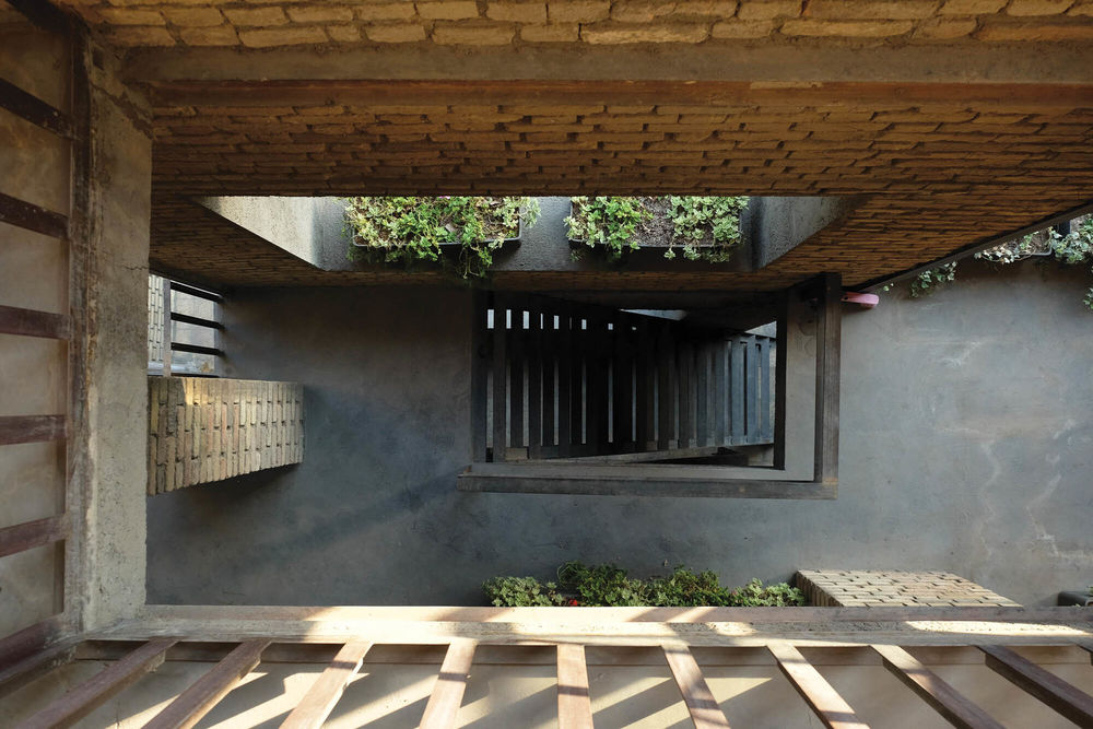 Farsh Film Studio / ZAV Architects