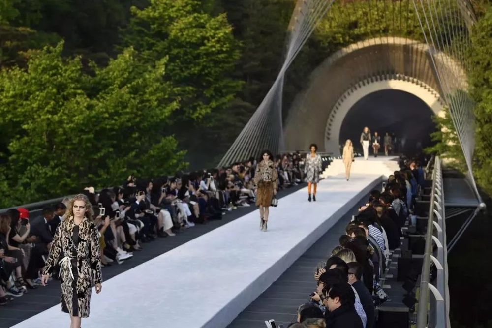 时尚大牌走进高颜值建筑 | LV、Prada、Dior 在经典建筑中的秀场魅力
