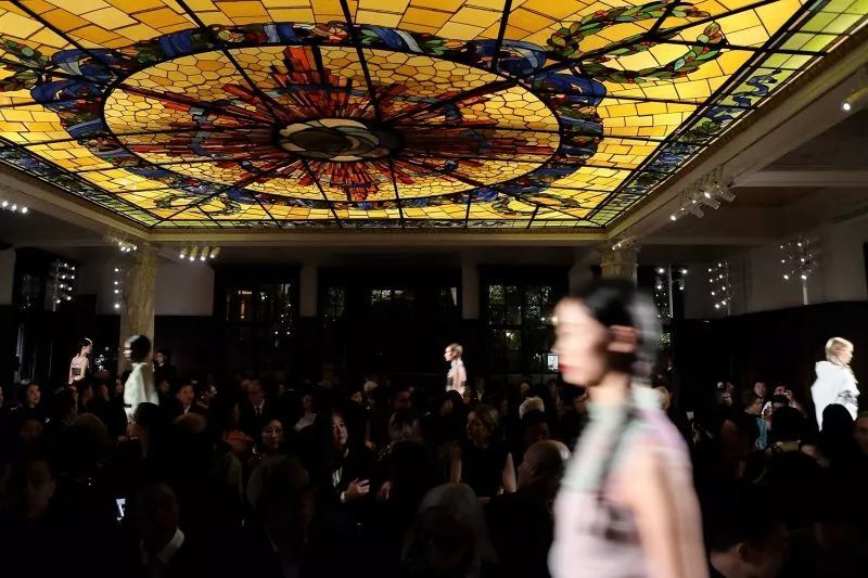 时尚大牌走进高颜值建筑 | LV、Prada、Dior 在经典建筑中的秀场魅力