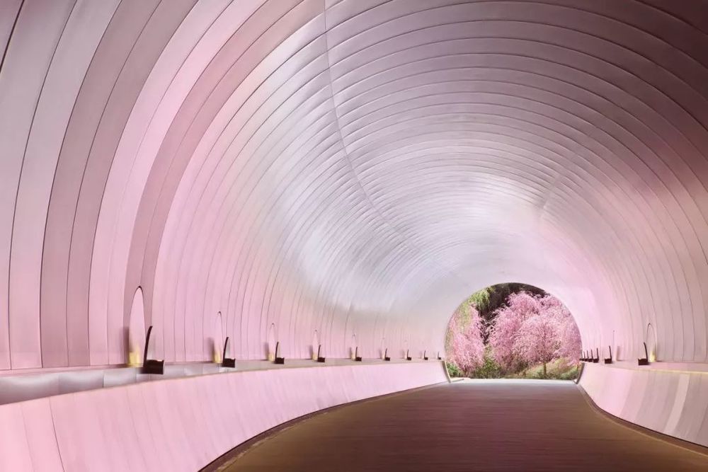 时尚大牌走进高颜值建筑 | LV、Prada、Dior 在经典建筑中的秀场魅力