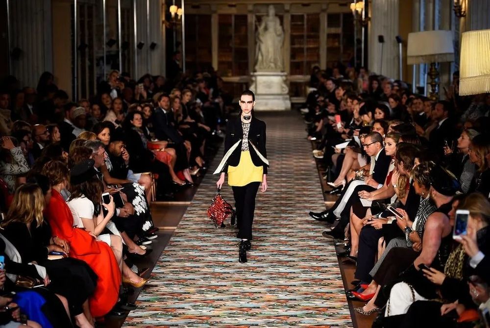 时尚大牌走进高颜值建筑 | LV、Prada、Dior 在经典建筑中的秀场魅力