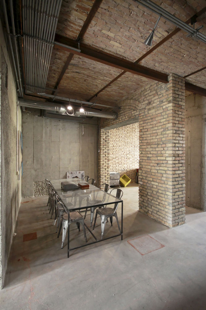 Farsh Film Studio / ZAV Architects