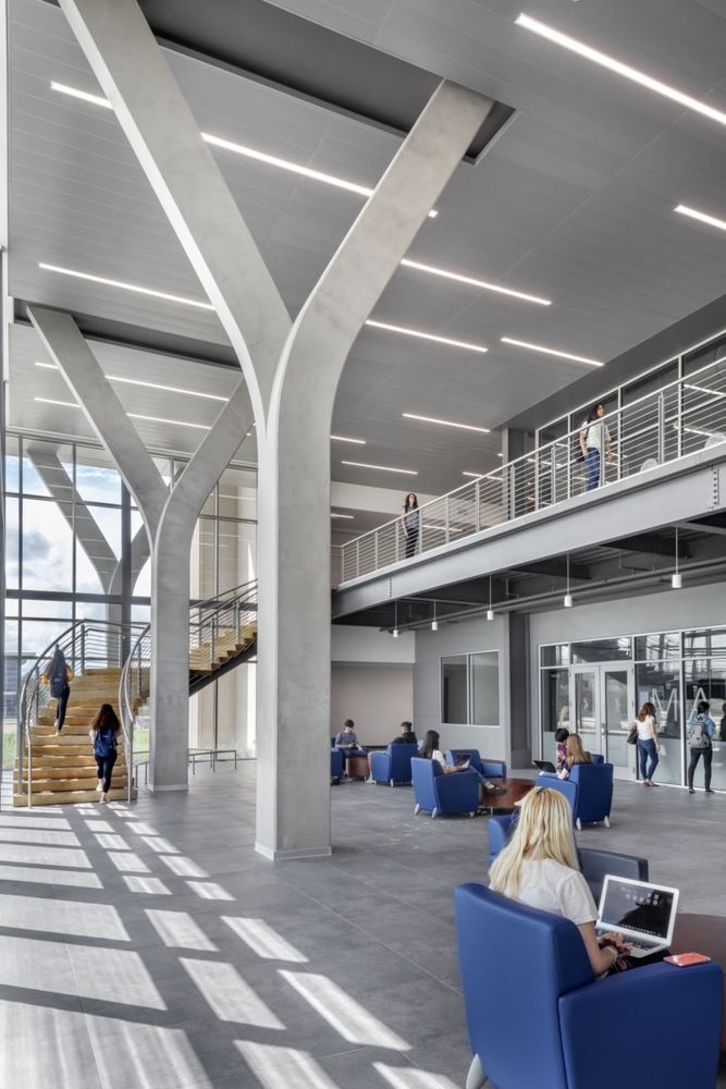 创新展示的 San Jacinto College 工程科技教学楼