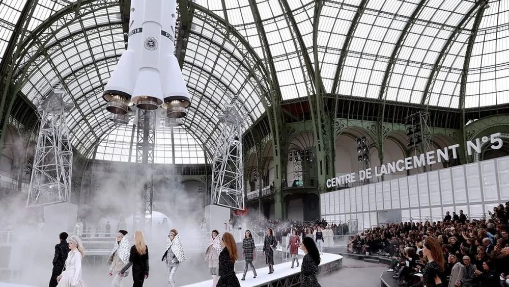 时尚大牌走进高颜值建筑 | LV、Prada、Dior 在经典建筑中的秀场魅力
