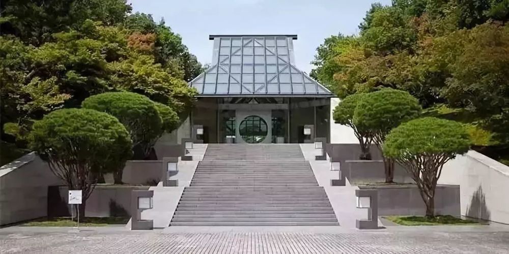 时尚大牌走进高颜值建筑 | LV、Prada、Dior 在经典建筑中的秀场魅力