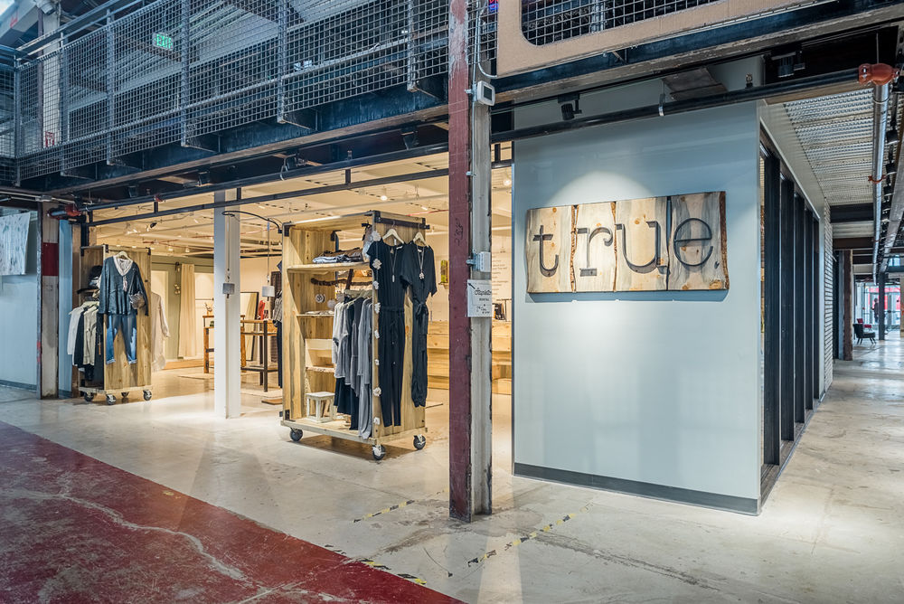 简约中性风，True 服装店引领时尚潮流