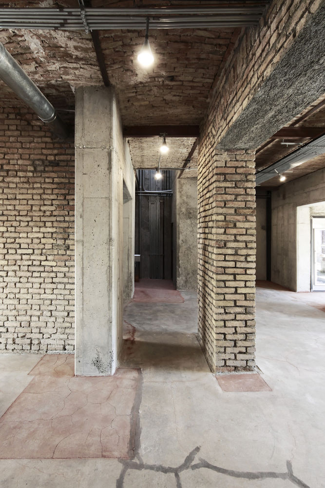 Farsh Film Studio / ZAV Architects
