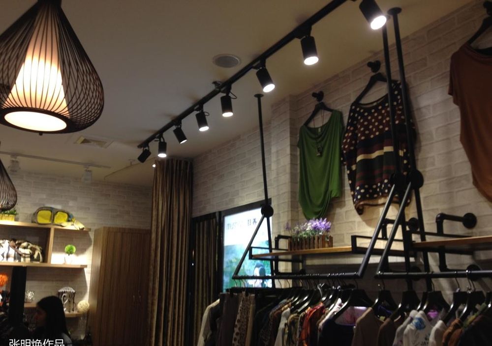 女人新天地张明焕服装店 | 现代简约风打造精致购物空间