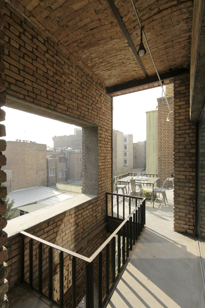 Farsh Film Studio / ZAV Architects