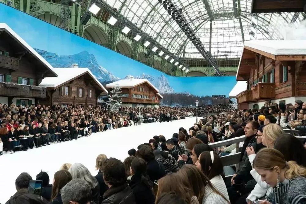 时尚大牌走进高颜值建筑 | LV、Prada、Dior 在经典建筑中的秀场魅力