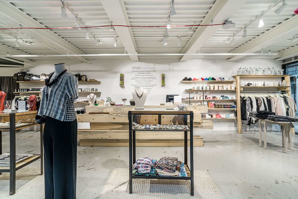 简约中性风，True 服装店引领时尚潮流