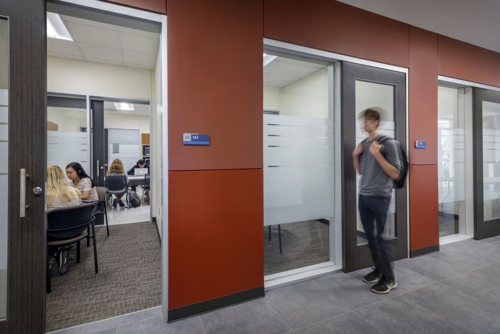 创新展示的 San Jacinto College 工程科技教学楼
