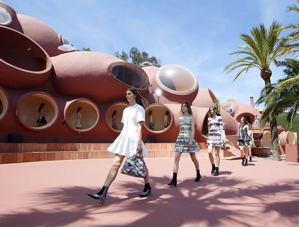 时尚大牌走进高颜值建筑 | LV、Prada、Dior 在经典建筑中的秀场魅力