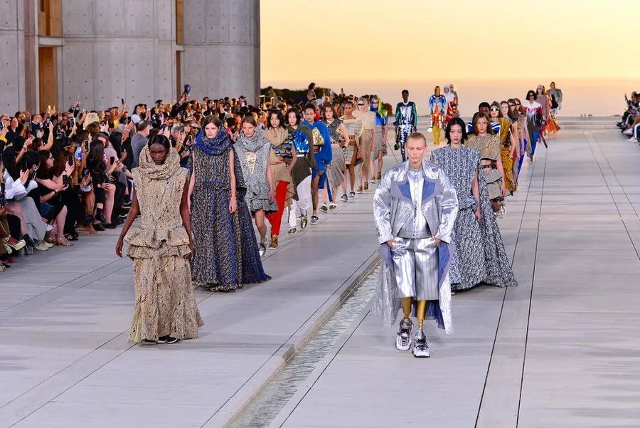 时尚大牌走进高颜值建筑 | LV、Prada、Dior 在经典建筑中的秀场魅力