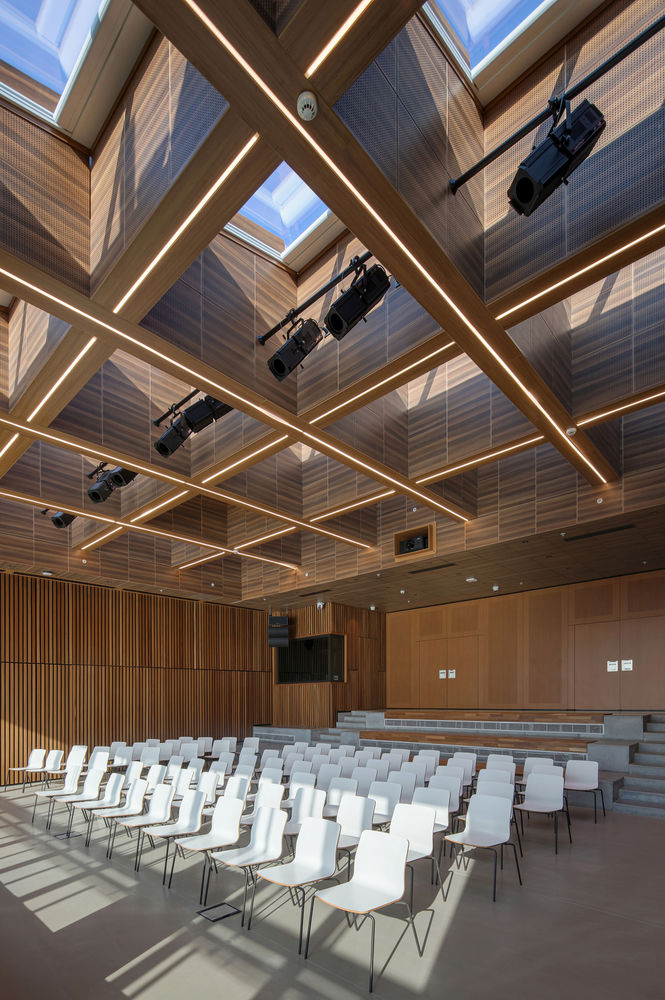 IzQ Innovation Center / Ofisvesaire