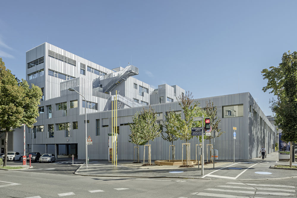 Längenfeldgasse Primary and Vocational School  / PPAG architects