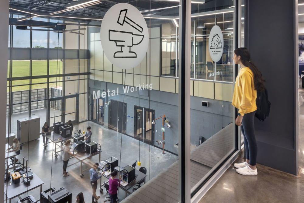 创新展示的 San Jacinto College 工程科技教学楼