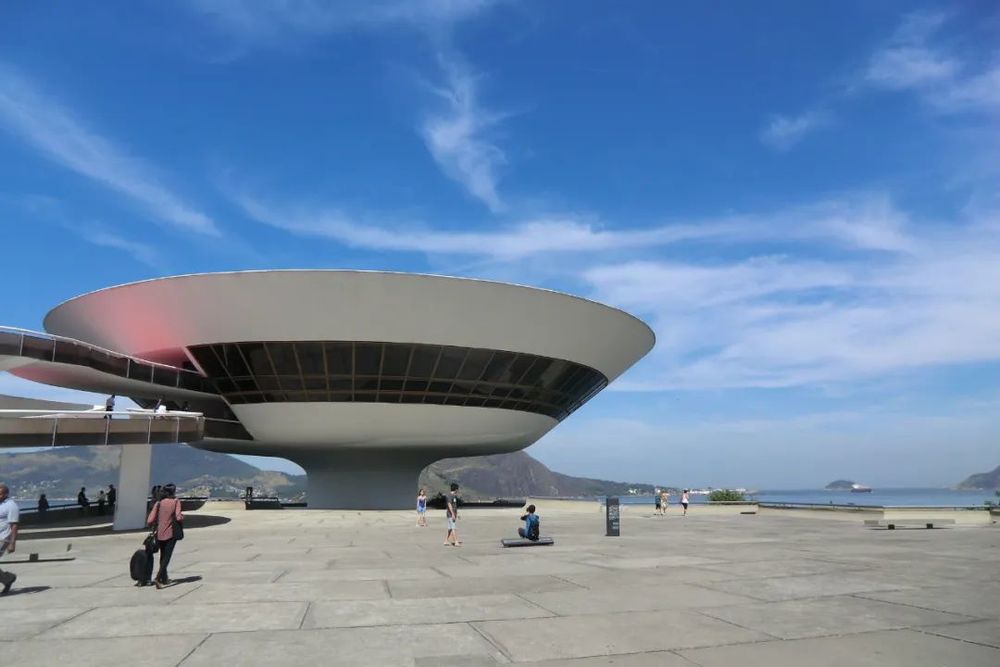时尚大牌走进高颜值建筑 | LV、Prada、Dior 在经典建筑中的秀场魅力