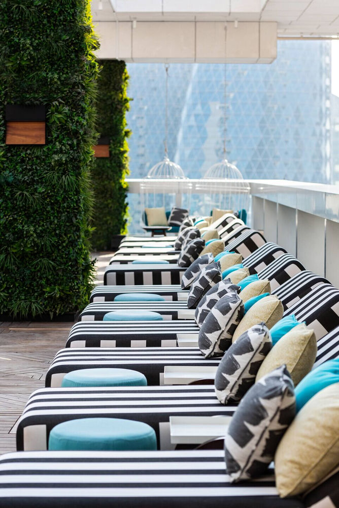迪拜 Waldorf Astoria 酒店 St. Trop 池畔餐厅设计
