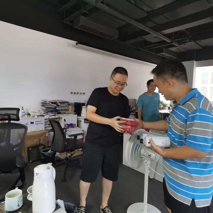 高温下的坚守 | CDAD 员工战高温送清凉