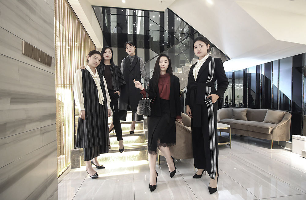 【静观堂设计】 LAI睐女装品牌专营店