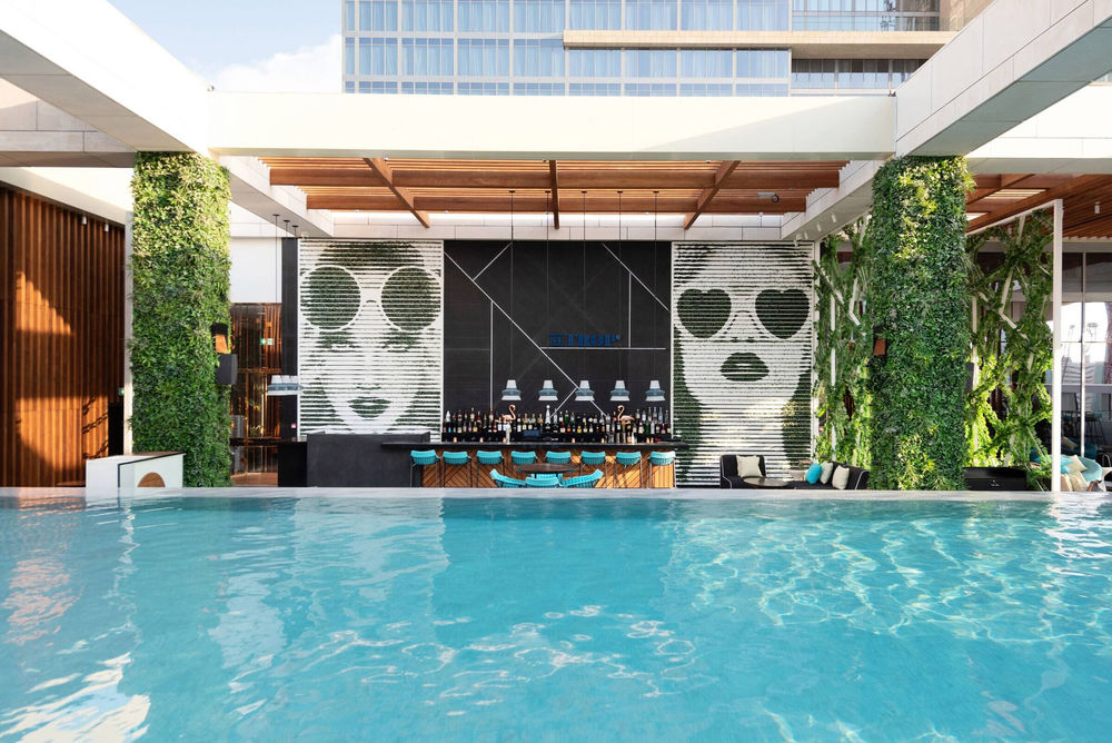 迪拜 Waldorf Astoria 酒店 St. Trop 池畔餐厅设计
