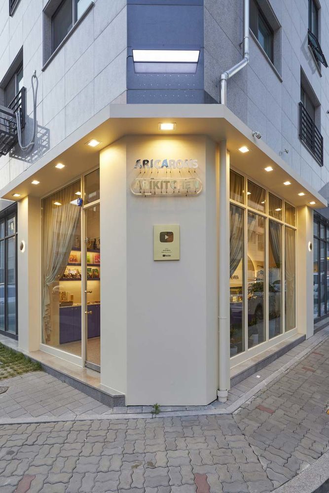 七坪小店营造独特氛围，品味缤纷色彩空间
