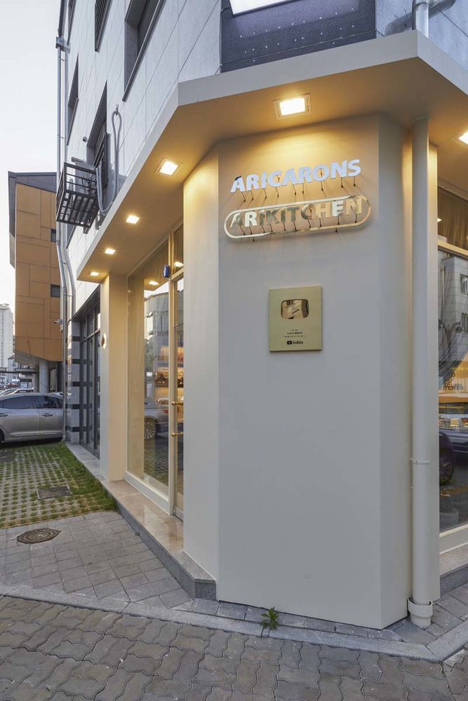 七坪小店营造独特氛围，品味缤纷色彩空间
